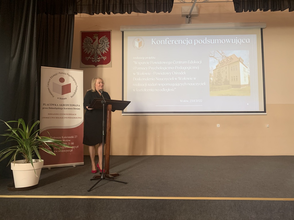 Na zdjęciu przemawiająca pani dyrektor PCEiPPP w Wołowie na tle slajdu pt. Konferencja podsumowująca