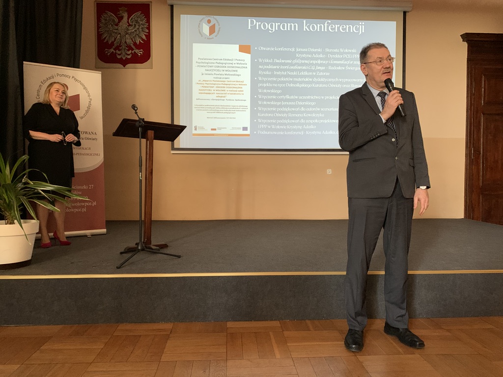 Na zdjęciu przemawiający Dolnośląski Kurator Oświaty i dyrektor PCEiPPP w Wołowie na tle slajdu pt. Program konferencji