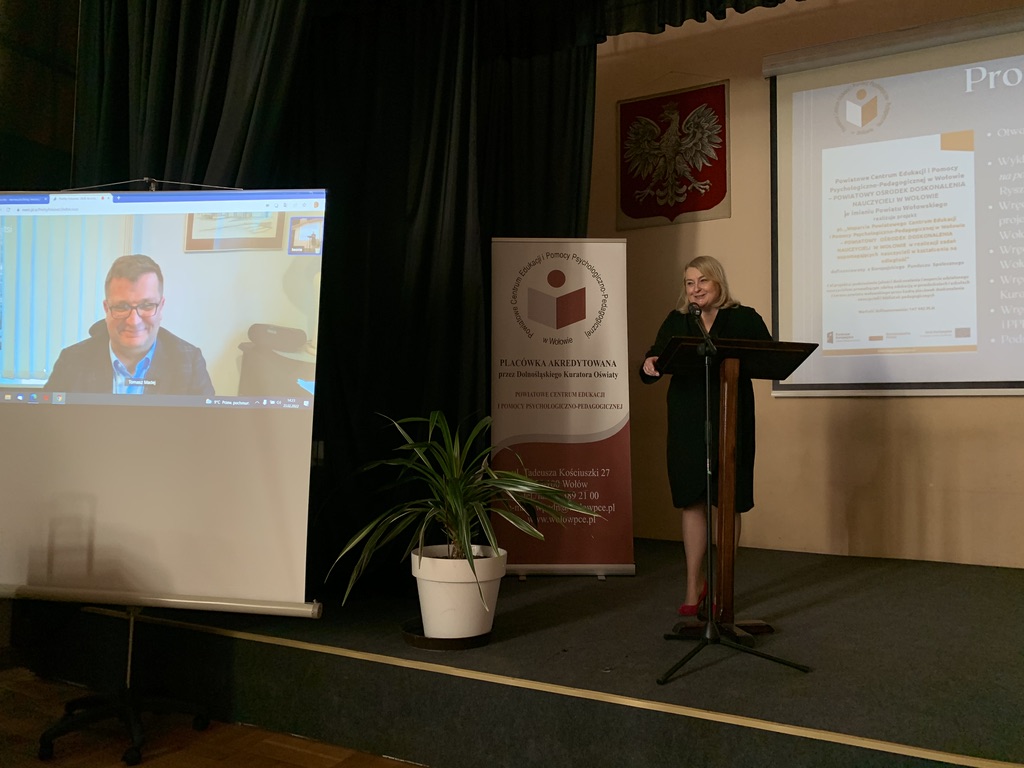 Na zdjęciu przemawiający za pośrednictwem platformy e-learningowej dyrektor ORE w Warszawie i dyrektor PCEiPPP w Wołowie