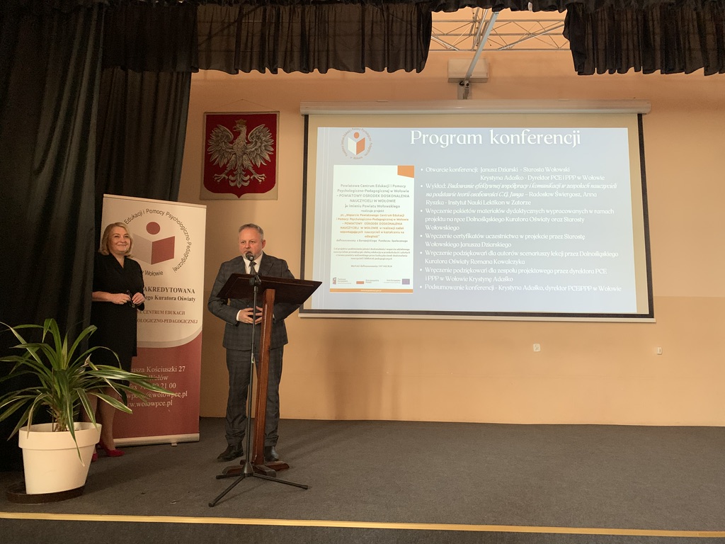 Na zdjęciu przemawiający i witający zebranych Starosta Wołowski i dyrektor PCEiPPP w Wołowie na tle slajdu pt. Program konferencji