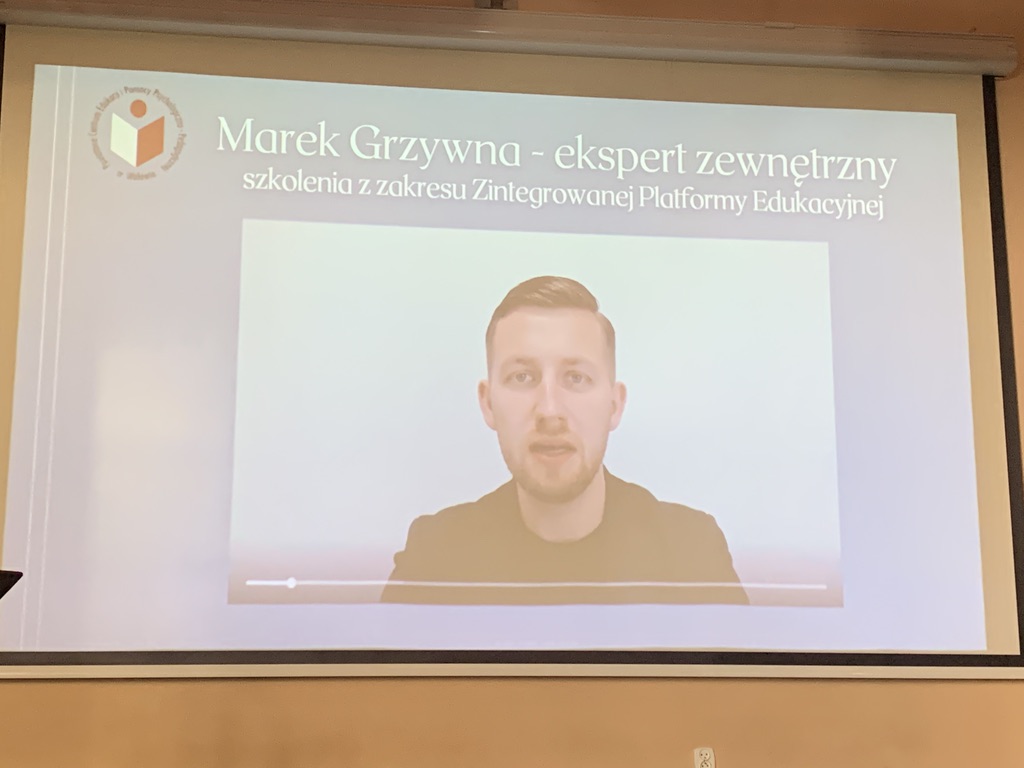 Na zdjęciu odtwarzane nagranie przemawiającego do zebranych eksperta zewnętrznego –szkolenia z zakresu ZPE – Marka Grzywny