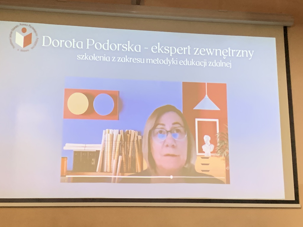 Na zdjęciu odtwarzane nagranie przemawiającej do zebranych ekspertki zewnętrznej – szkolenia z zakresu metodyki edukacji zdalnej – Doroty Podorskiej