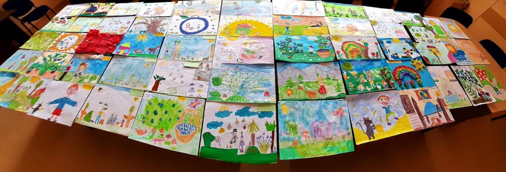 Na zdjęciu umieszczone są odręcznie wykonane kolorowe prace przedszkolaków przedstawiające ilustracje do lektur Marii Konopnickiej.