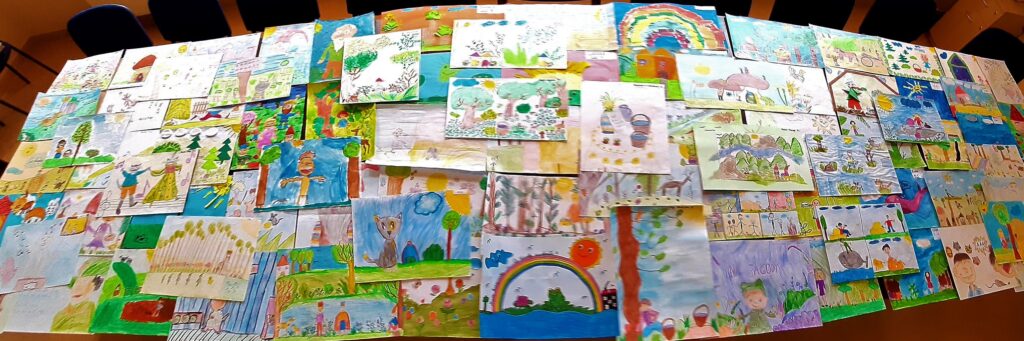 Na zdjęciu umieszczone są odręcznie wykonane kolorowe prace uczniów klas I-III szkół podstawowych przedstawiające ilustracje do lektur Marii Konopnickiej.