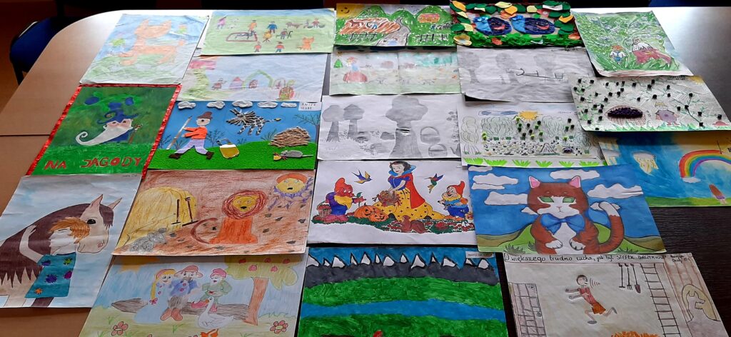 Na zdjęciu umieszczone są odręcznie wykonane kolorowe prace uczniów klas IV-VI szkół podstawowych przedstawiające ilustracje do lektur Marii Konopnickiej.