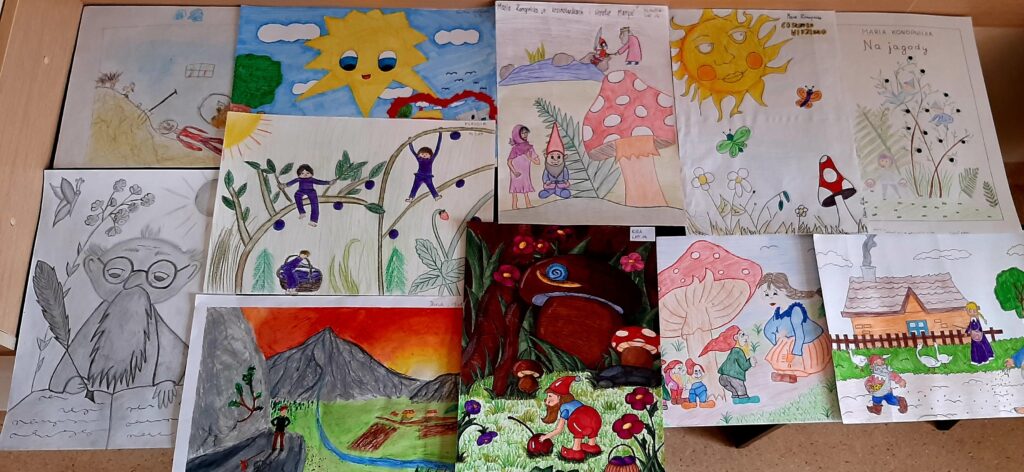 Na zdjęciu umieszczone są odręcznie wykonane kolorowe prace uczniów klas VII-VIII szkół podstawowych przedstawiające ilustracje do lektur Marii Konopnickiej.