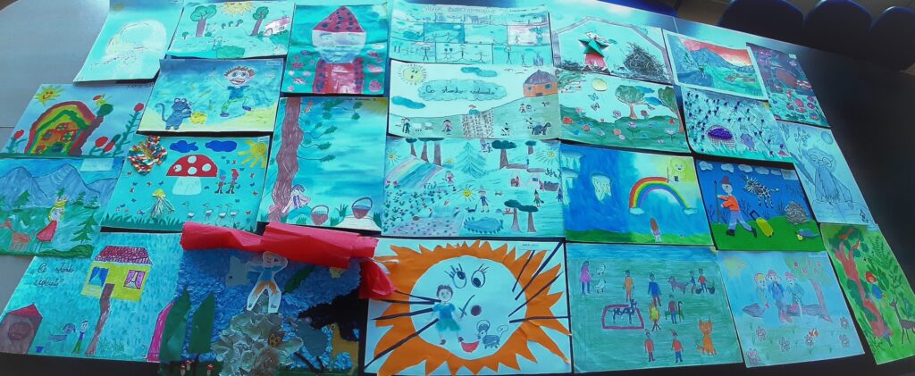 Na zdjęciu umieszczone są nagrodzone prace laureatów konkursu literacko-plastycznego „Twórczość Marii Konopnickiej w ilustracjach dzieci”

