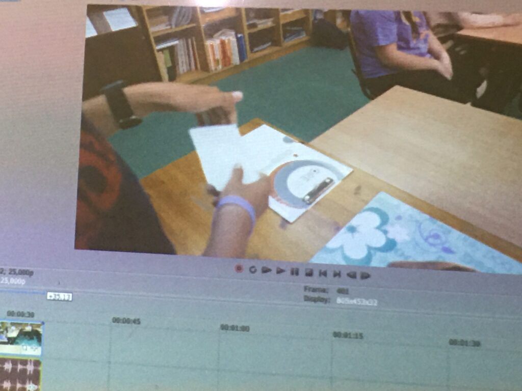 Ekran, na którym widać fragment filmiku nagranego przez uczniów. W trakcie dobierany jest dźwięk. 