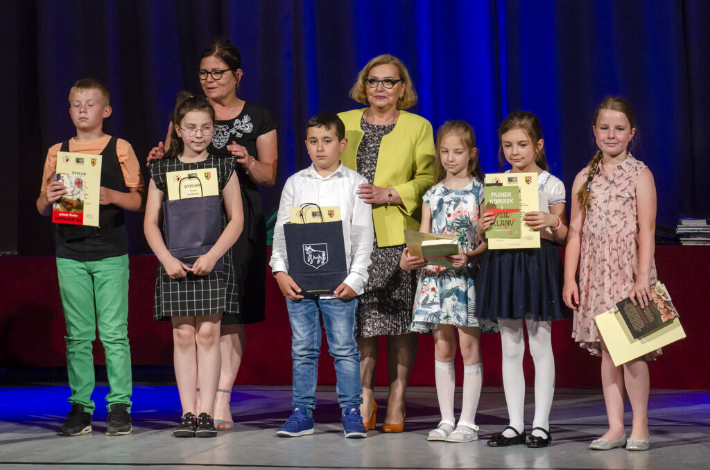 Zdjęcie grupowe wicewójt  Gminy Wińsko z laureatami konkursu i doradcą metodycznym nauczania języków obcych