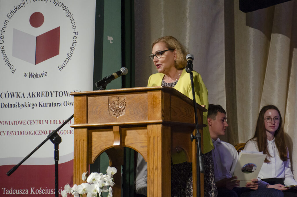 Na zdjęciu stojąca przy mównicy i przemawiająca wicewójt  Gminy Wińsko, z lewej strony mównicy widoczny baner PCEiPPP w Wołowie