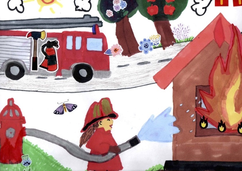 Ilustracja 5 letniej dziewczynki, ukazuje strażaczkę Zosię. Dziewczynka w czerwonym stroju strażaka gasi wężem podłączonym do hydrantu palący się budynek.