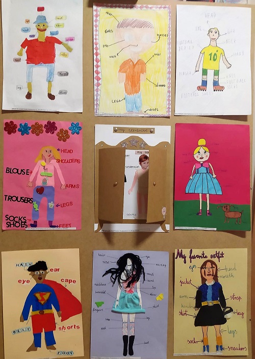 Na zdjęciu umieszczone są odręcznie wykonane kolorowe prace uczniów klas I-III przedstawiające ulubiony strój