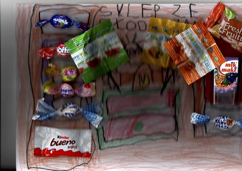 Ilustracja chłopca przedstawia sklep ze słodyczami. Na obrazku naklejone są różne cukierki w kolorowych opakowaniach.