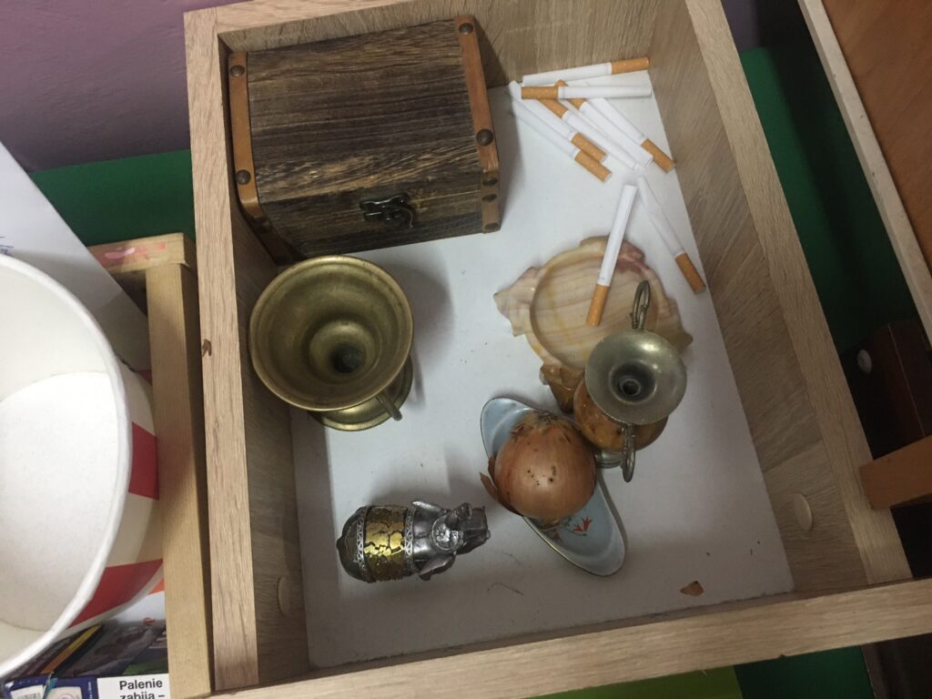 Jedna szuflada z przedmiotami, w tym papierosy i metalowe rzeczy