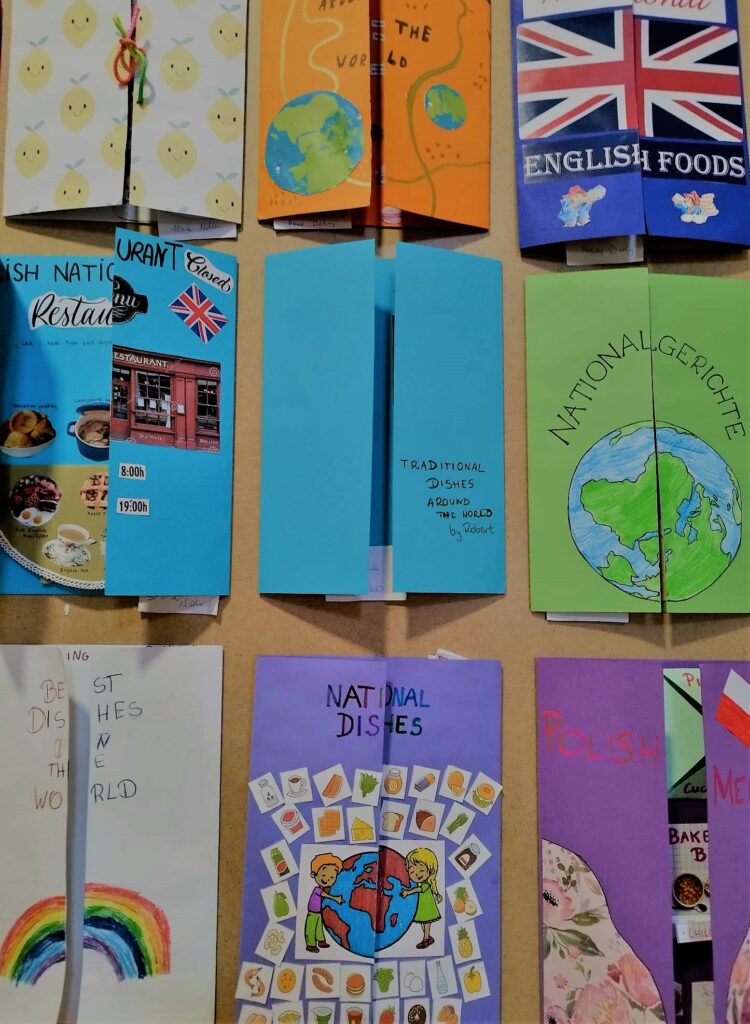 Na zdjęciu umieszczone są odręcznie wykonane w formie lapbooków kolorowe prace uczniów klas IV-VI przedstawiające potrawy narodowe 