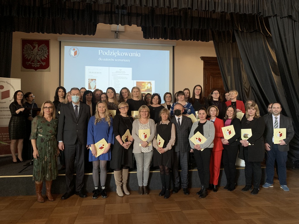 Zdjęcie grupowe Dolnośląskiego Kuratora Oświaty, Starosty Wołowskiego z  nauczycielami – autorami scenariuszy lekcji do kształcenia na odległość na tle slajdu pt. Podziękowania dla autorów scenariuszy