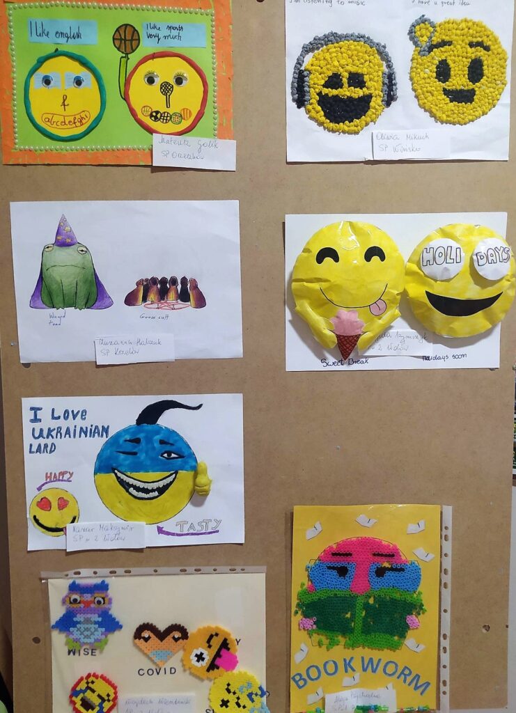 Na zdjęciu umieszczone są odręcznie wykonane kolorowe prace uczniów klas IV-VI przedstawiające własną emotkę. 