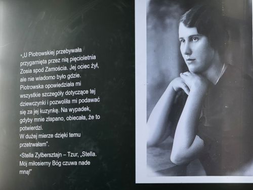 Czarno-biała fotografa podzielona na dwie części - po lewej znajduje się fragment tekstu a po prawej zdjęcie młodej dziewczyny opierającej głowę na rękach.