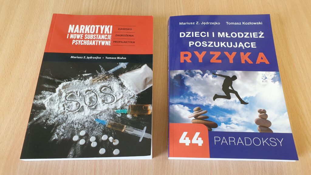 na stole dwie pozycje książkowe