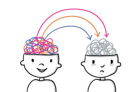 Dwie sylwetki rysunkowe postaci. Jedna jest uśmiechnięta, a druga