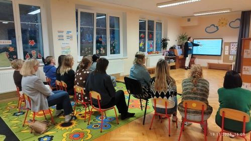 Zdjęcia przedstawiają prowadzących szkolenie oraz uczestników szkolenia