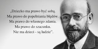 Czarno-białe zdjęcie sylwetki Janusza Korczaka po prawej stronie. Po lewej zapisany tekst.