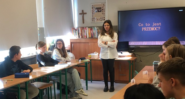 Sala lekcyjna. Prowadzące zajęcia przedstawiają cele spotkania.