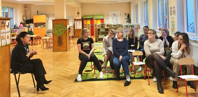 Pokój, w którym siedzą nauczyciele. Przed nimi prowadząca spotkanie.