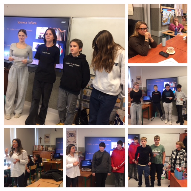 Sala lekcyjna. Prowadzące kobiety rozmawiają z uczestnikami. Odgrywanie scenek z życia szkolnego. Obok siebie stoją trzej chłopcy i jedna dziewczynka. Chłopiec ma w ręku kopertę