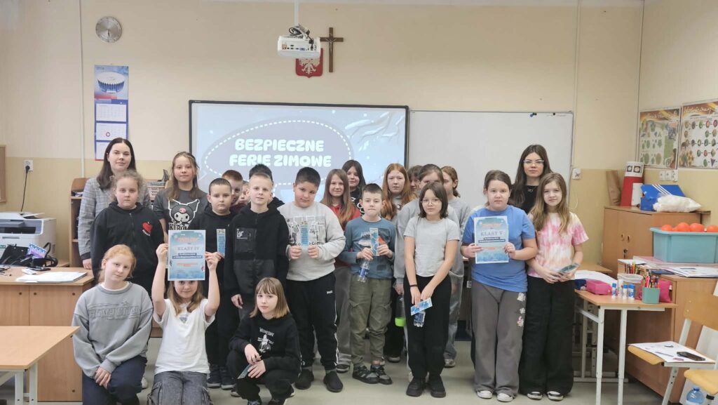 Sala lekcyjna, uczniowie pracują w grupach.