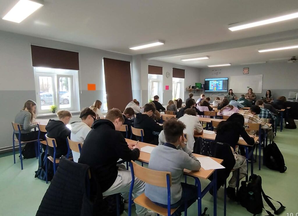 Uczniowie klas VII–VIII szkół powiatu podczas rozwiązywania testu na Powiatowym Konkursie Językowym