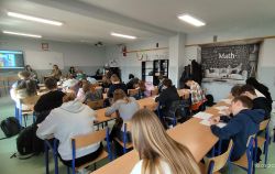 Uczniowie klas VII–VIII szkół powiatu podczas rozwiązywania testu na Powiatowym Konkursie Językowym