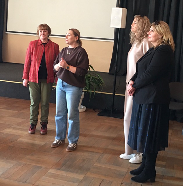 Sala szkolna. Grupa uczniów z nauczycielami podczas zajęć integracyjnych