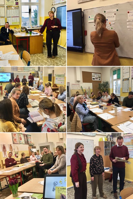 Klasa, w której przy wspólnym stole siedzą nauczyciele podczas szkolenia. Przed nimi na ścianie wisi tablica i stoi kobieta.