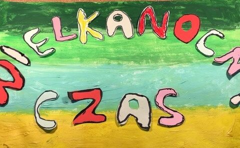 Tablica korkowa a na niej kolorowe litery tworzące napis WIELKANOCNY CZAS.