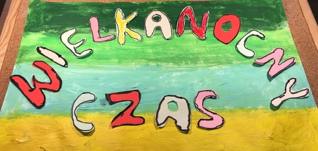 Tablica korkowa a na niej kolorowe litery tworzące napis WIELKANOCNY CZAS.