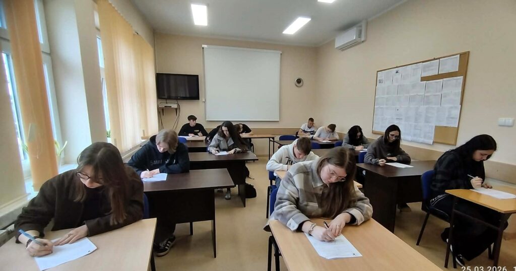 Uczniowie szkół ponadpodstawowych podczas rozwiązywania testu na Powiatowym Konkursie Językowym