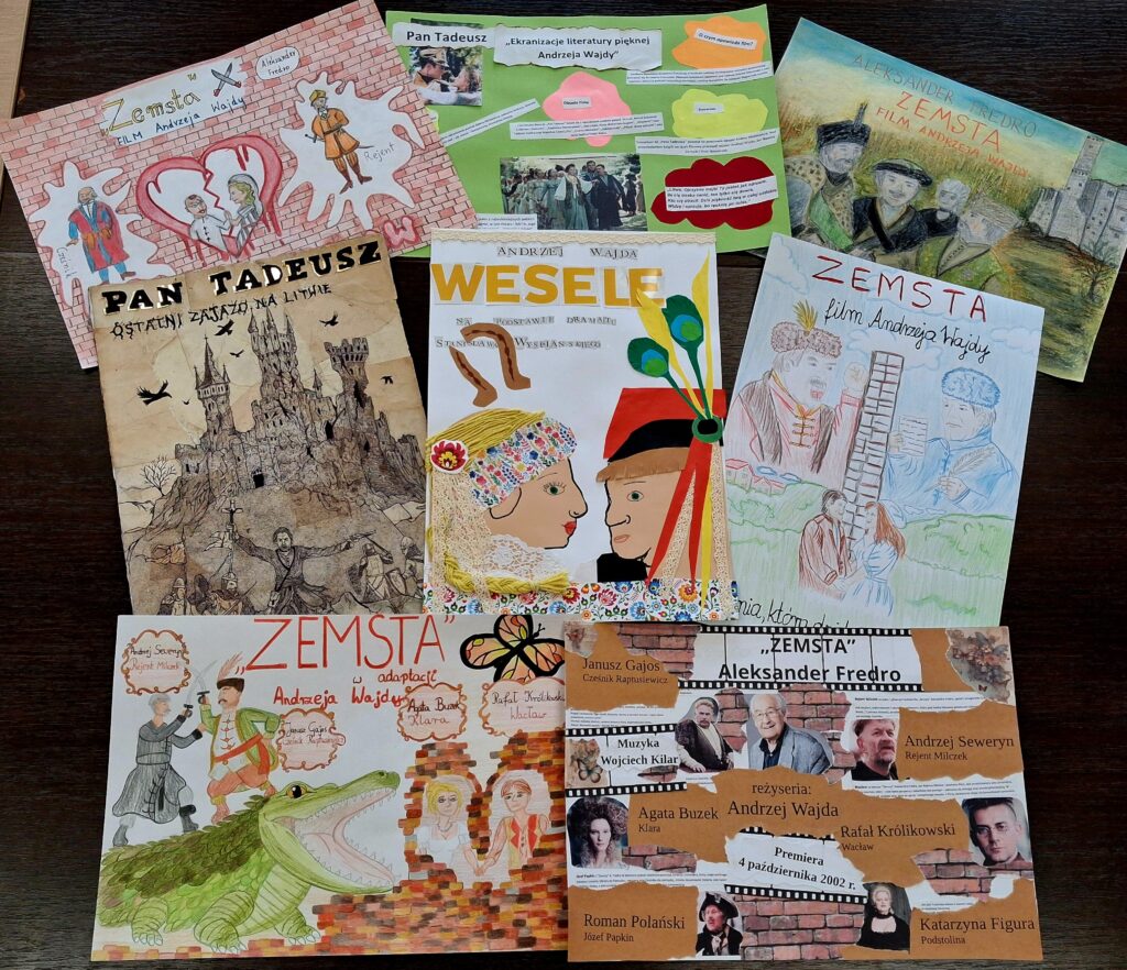 na stole widocznych jest 8 prac plastycznych w formie plakatów do ekranizacji literatury pięknej Andrzeja Wajdy