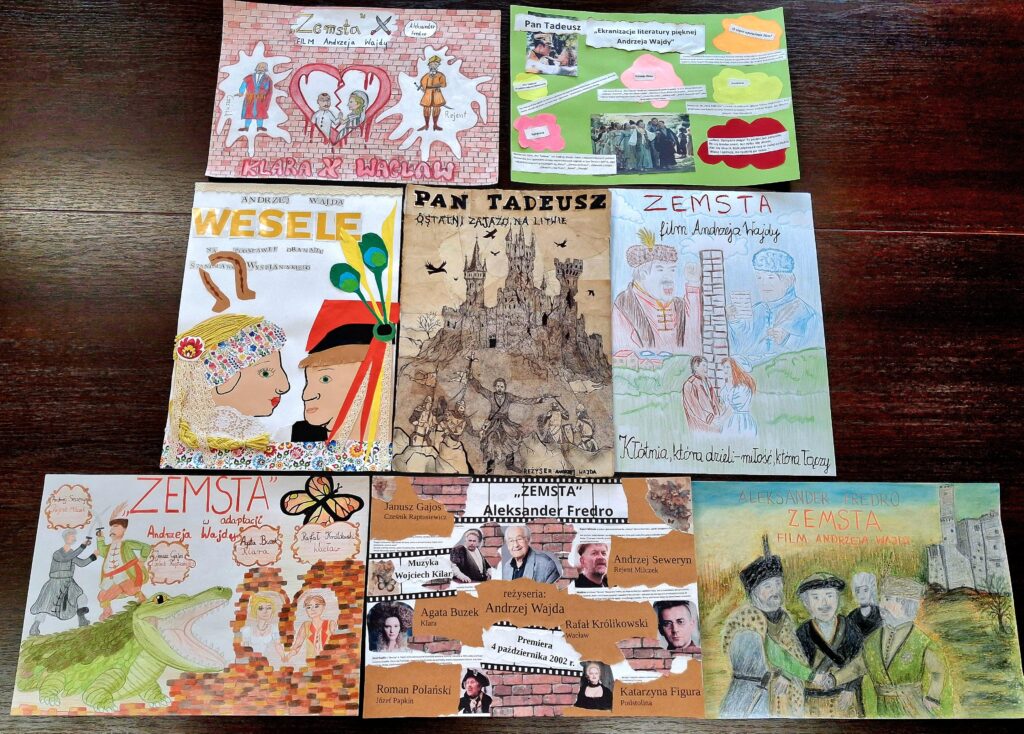 na stole widocznych jest 8 prac plastycznych w formie plakatów do ekranizacji literatury pięknej Andrzeja Wajdy