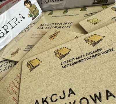 Karty zadań i pudełka gry Konspira.