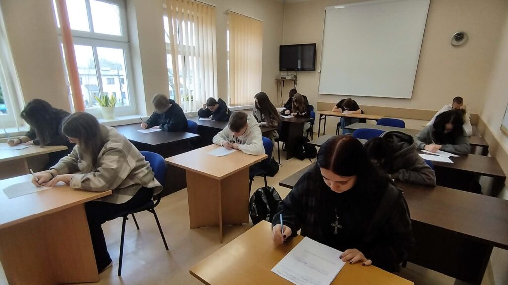 Uczniowie szkół ponadpodstawowych podczas rozwiązywania testu na Powiatowym Konkursie Językowym