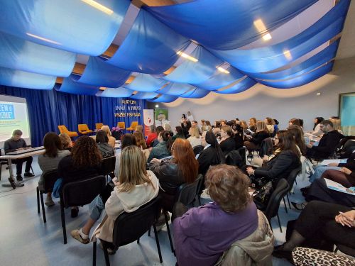 zdjęcie przedstawia salę z uczestnikami konferencji RAZEM O AUTYŹMIE 