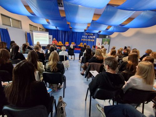 zdjęcie przedstawia salę z uczestnikami konferencji RAZEM O AUTYŹMIE 