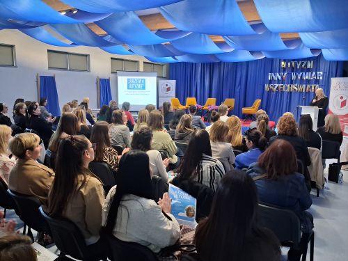 zdjęcie przedstawia salę z uczestnikami konferencji RAZEM O AUTYŹMIE 