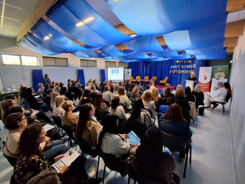 zdjęcie przedstawia salę z uczestnikami konferencji RAZEM O AUTYŹMIE 
