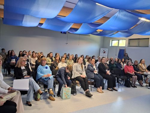 zdjęcie przedstawia salę z uczestnikami konferencji RAZEM O AUTYŹMIE 