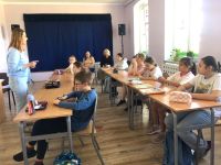 Sala lekcyjna, uczniowie podczas zajęć.