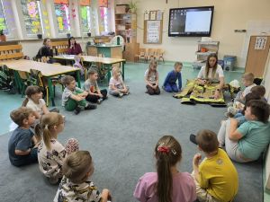 Sala lekcyjna . Widać grupę dzieci podczas zabawy