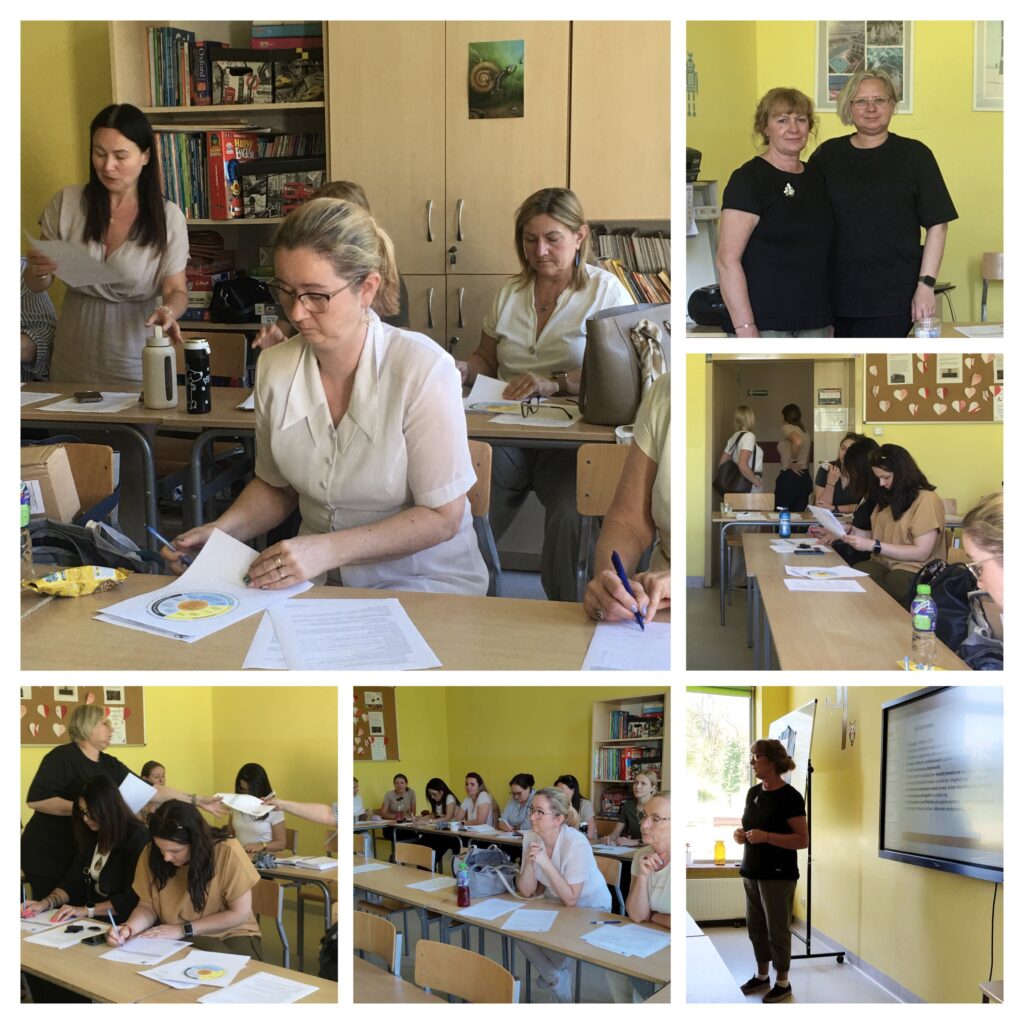Klasa, w której przy stolikach siedzą nauczyciele. Na stolikach i podłodze leżą kolorowe kartki. Przed słuchaczami stoją kobiety i coś mówią.